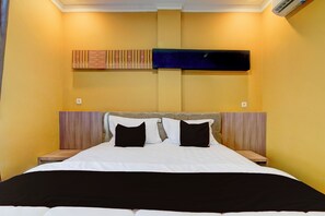 Desk, free WiFi, bed sheets - Collection O 94762 Starlight  (Pekanbaru)