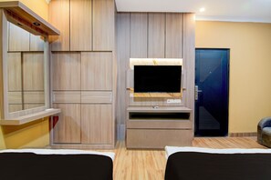 Desk, free WiFi, bed sheets - Collection O 94762 Starlight  (Pekanbaru)