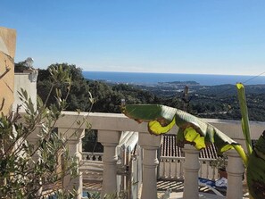 A balcony with a view of the sea and a distant cityscape. - Villa Dream View, private pool & spectacular views of the Mediterranean (Lloret Blau)