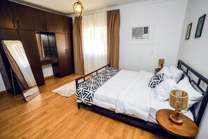 2 عدّة غرف نوم وواي فاي وملاءات أسرّة