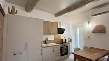 Coffee/tea maker, dining tables