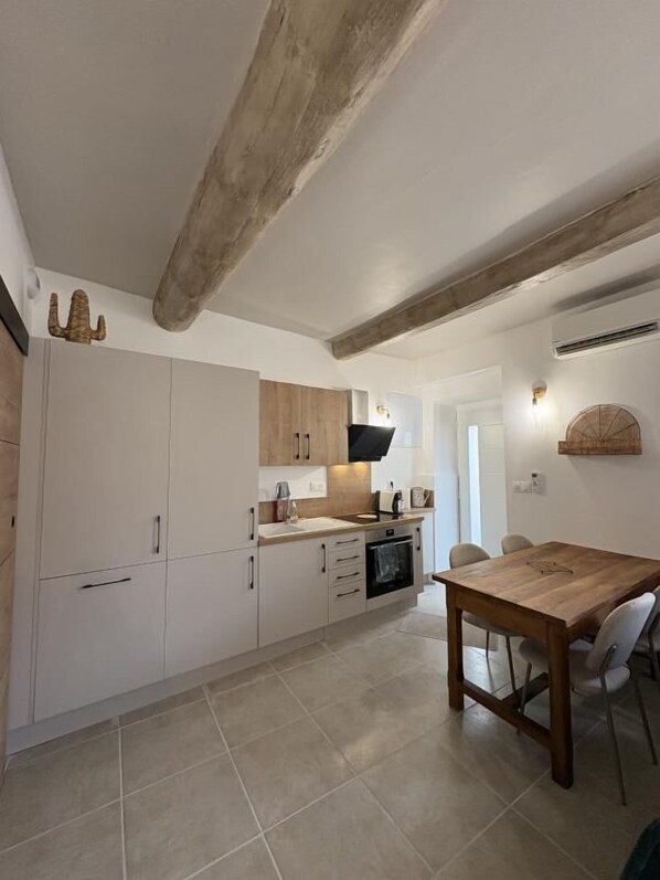 Coffee/tea maker, dining tables