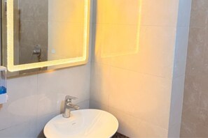 Shower, hair dryer, bidet, towels
