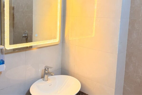 Douche, sèche-cheveux, bidet, serviettes fournies