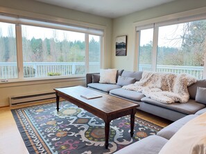 Smart TV, books - Spacious, Bright Farmhouse near Eastsound, Orcas Golfing. Gourmet Kitchen, Two Exceptional Living Rooms for lounging. Perfect home for Families with Dogs!  <br>🔹Wood-fired Pizza Oven<br>🔹Hot Tub<br>🔹EV Charger <br>🔹Fully Fenced <br>🔹Fast WIFI <b (Eastsound)