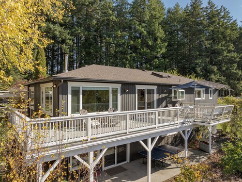 Come enjoy a farm setting in our large, bright home. With four comfortable bedrooms and an exceptional living room for lounging, this is a perfect home for families with pets!  <br>⭐️Pizza Oven<br>⭐️Hot Tub<br>⭐️EV Charger<br>⭐️Golfing<br>⭐️Gourmet K