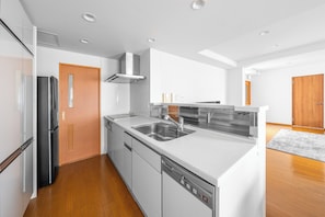 Fridge, microwave, stovetop, dishwasher