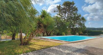 Refuge with swimming pool at the foot of the Serra de Montejunto