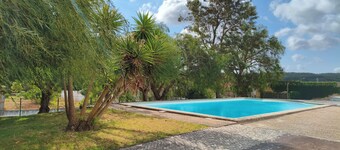 Refuge with swimming pool at the foot of the Serra de Montejunto