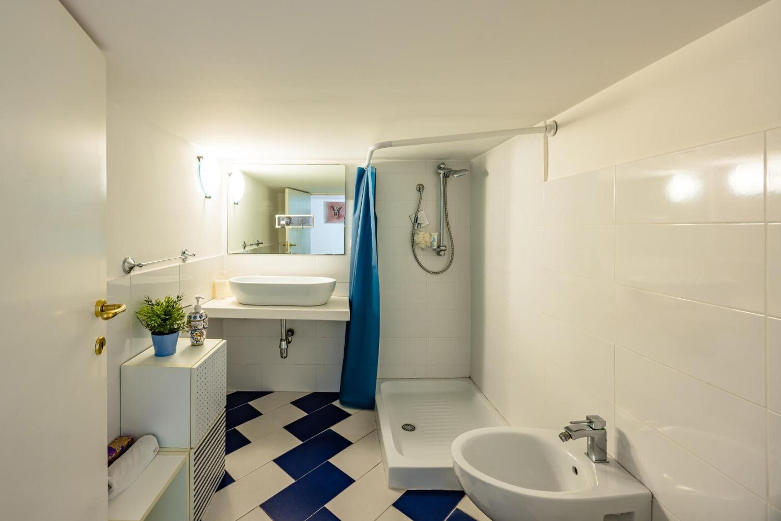 Dusche, kostenlose Toilettenartikel, Haartrockner, Bademäntel