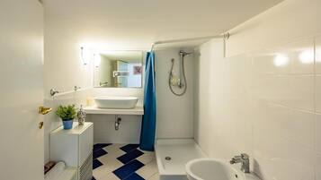 Dusche, kostenlose Toilettenartikel, Haartrockner, Bademäntel