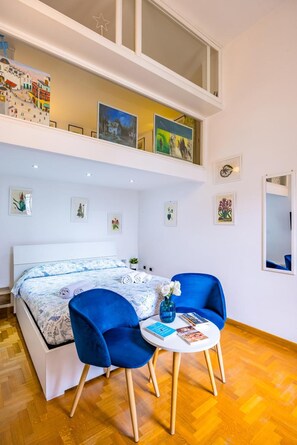 3 bedrooms, iron/ironing board, WiFi, bed sheets - Ella's Home, Just Steps from the Seafront (Naples)