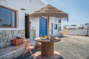 Outdoor dining - Holiday Home '2' with Wi-Fi and Air Conditioning (El Golfo)