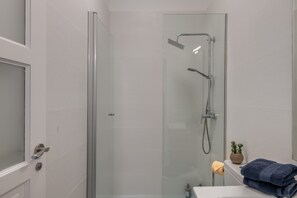 Shower, hair dryer, towels - Holiday Home '2' with Wi-Fi and Air Conditioning (El Golfo)