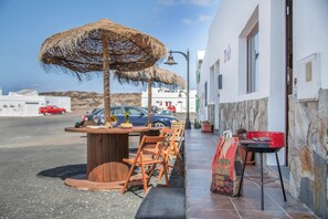 Outdoor dining - Holiday Home '2' with Wi-Fi and Air Conditioning (El Golfo)