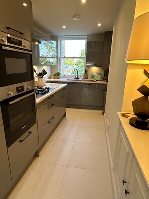 Refrigerador, microondas, horno, placa de cocina