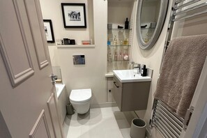 Combined shower/bathtub, deep-soaking bathtub, hair dryer, towels - Near Fulham Broadway Station - Sleeps 2 King Sized (London)