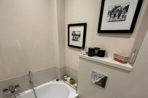 Ducha y bañera combinadas, bañera profunda, secador de pelo y toallas