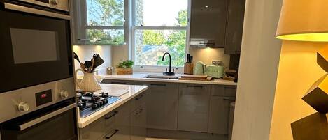 Réfrigérateur, four à micro-ondes, un four, surface de cuisson