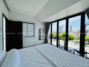 5 bedrooms, iron/ironing board, Internet, bed sheets