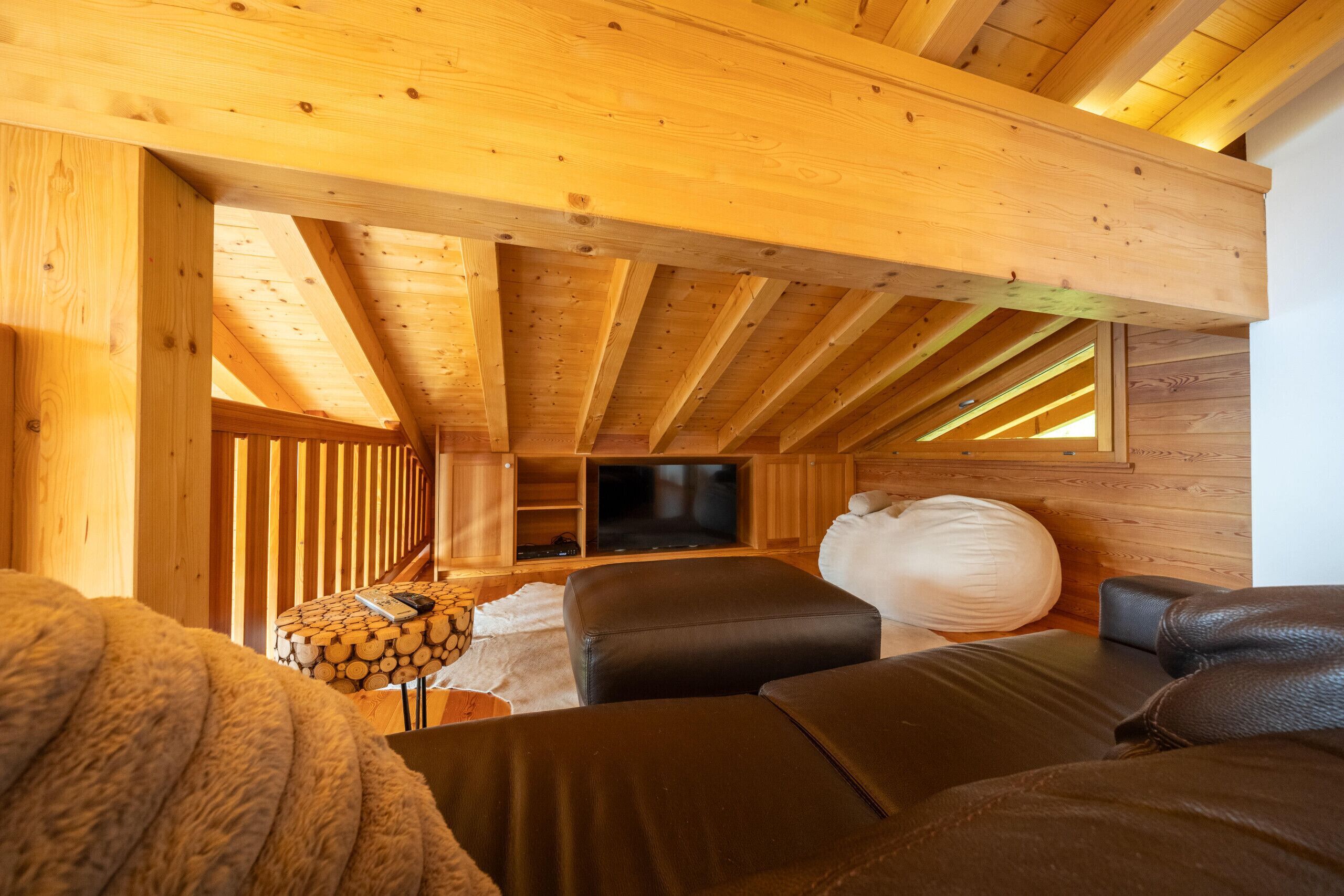 Télévision, cheminée, lecteur de DVD