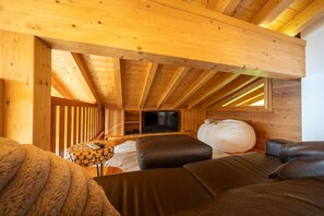 TV, fireplace, DVD player