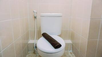 Studio, City View | Bathroom | Shower, towels, soap, shampoo