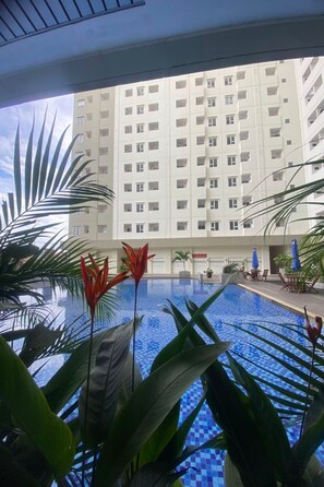 Una piscina al aire libre