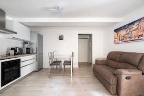Apartamento, 2 quartos | Área de estar | TV 30 polegadas com canais via satélite