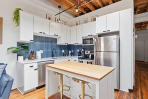 Fridge, microwave, oven, stovetop - Oak St. #3 Modern 1BR Loft | Steps to T-Mobile + Power & Light | Free Parking (Kansas City)