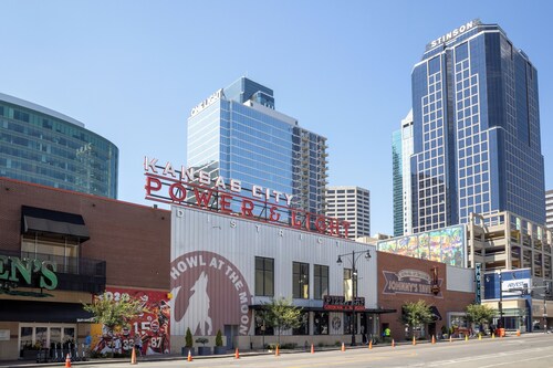 Oak St. Loft #5 Downtown 1BR | Crossroads Arts District | Free Parking Spot