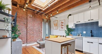 Oak St. Loft #5 Downtown 1BR | Crossroads Arts District | Free Parking Spot