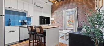 Oak St. Loft #5 Downtown 1BR | Crossroads Arts District | Free Parking Spot