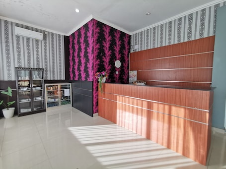 Free WiFi, bed sheets. OYO 94776 Griya Cempaka