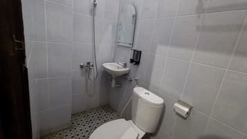 Standard Double Room | Bathroom | Shower, bidet, towels, soap