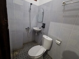 Habitación estándar doble | Baño | Ducha, bidé, toallas y jabón