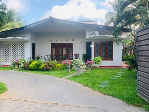 Palmwood Cottages with Private Kitchen Near Airport