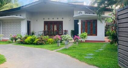 Palmwood Cottages with Private Kitchen Near Airport