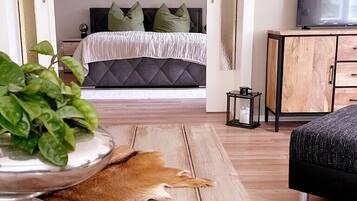 3 bedrooms, iron/ironing board, internet, bed sheets