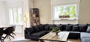 TV - Vacation apartment "Seelenruh" in the green oasis on the outskirts of Berlin (Falkensee)