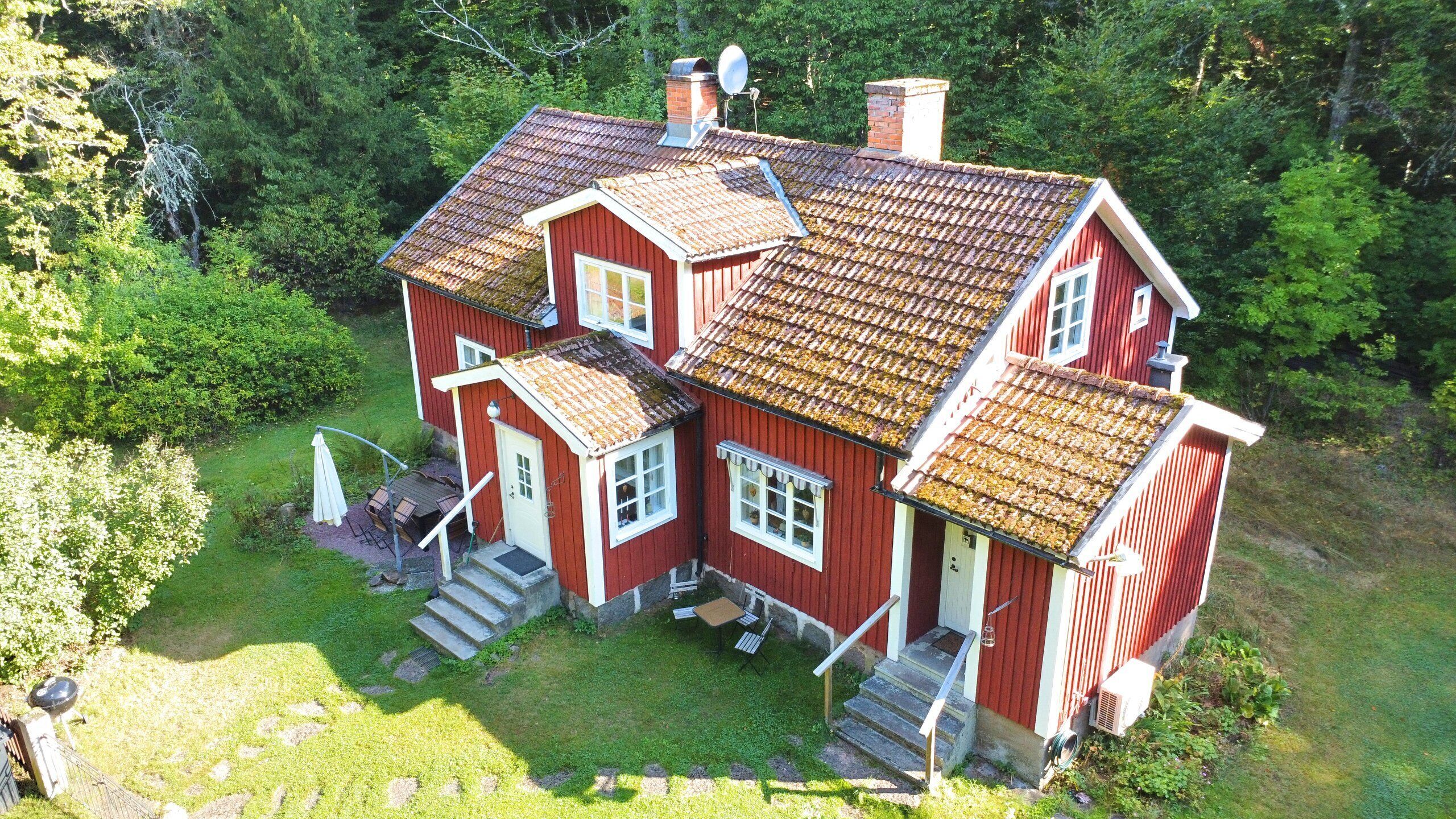 Außenansicht des Ferienhauses Bokhultet im Naturreservat Bokhultet in Småland in ruhiger Alleinlage