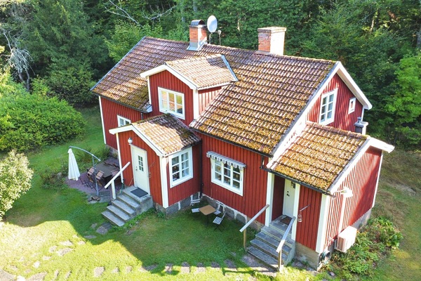 Außenansicht des Ferienhauses Bokhultet im Naturreservat Bokhultet in Småland in ruhiger Alleinlage