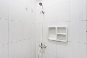 Ducha, bidet, toallas, jabón