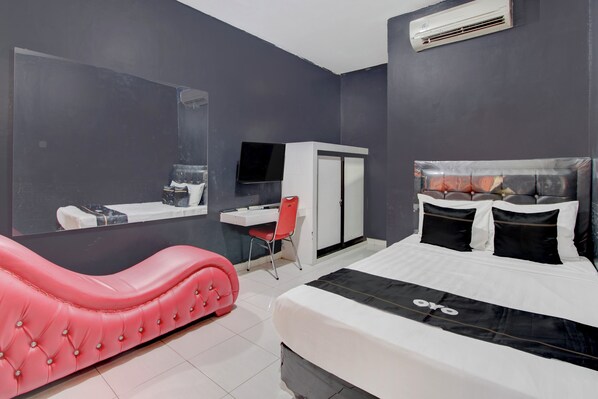 Free WiFi, bed sheets - OYO 94756 23 Residence (Depok)