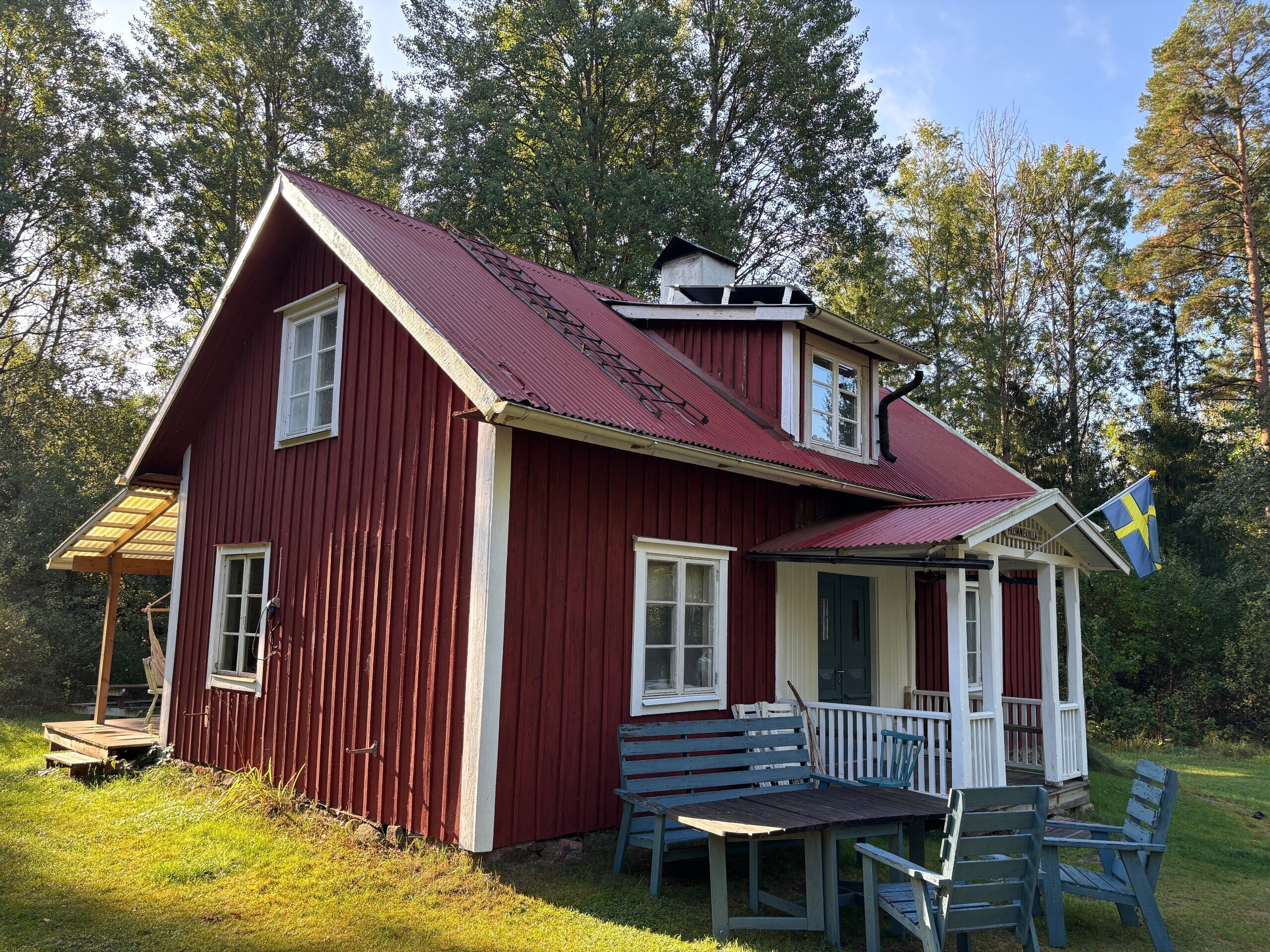 Außenansicht von Hus Blommekulla bei Högsby – Ferienhaus im Wald in Småland nahe zwei Seen
