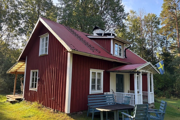 Außenansicht von Hus Blommekulla bei Högsby – Ferienhaus im Wald in Småland nahe zwei Seen