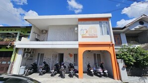 Um edifício com uma placa que diz 'Rizki Hotel'.