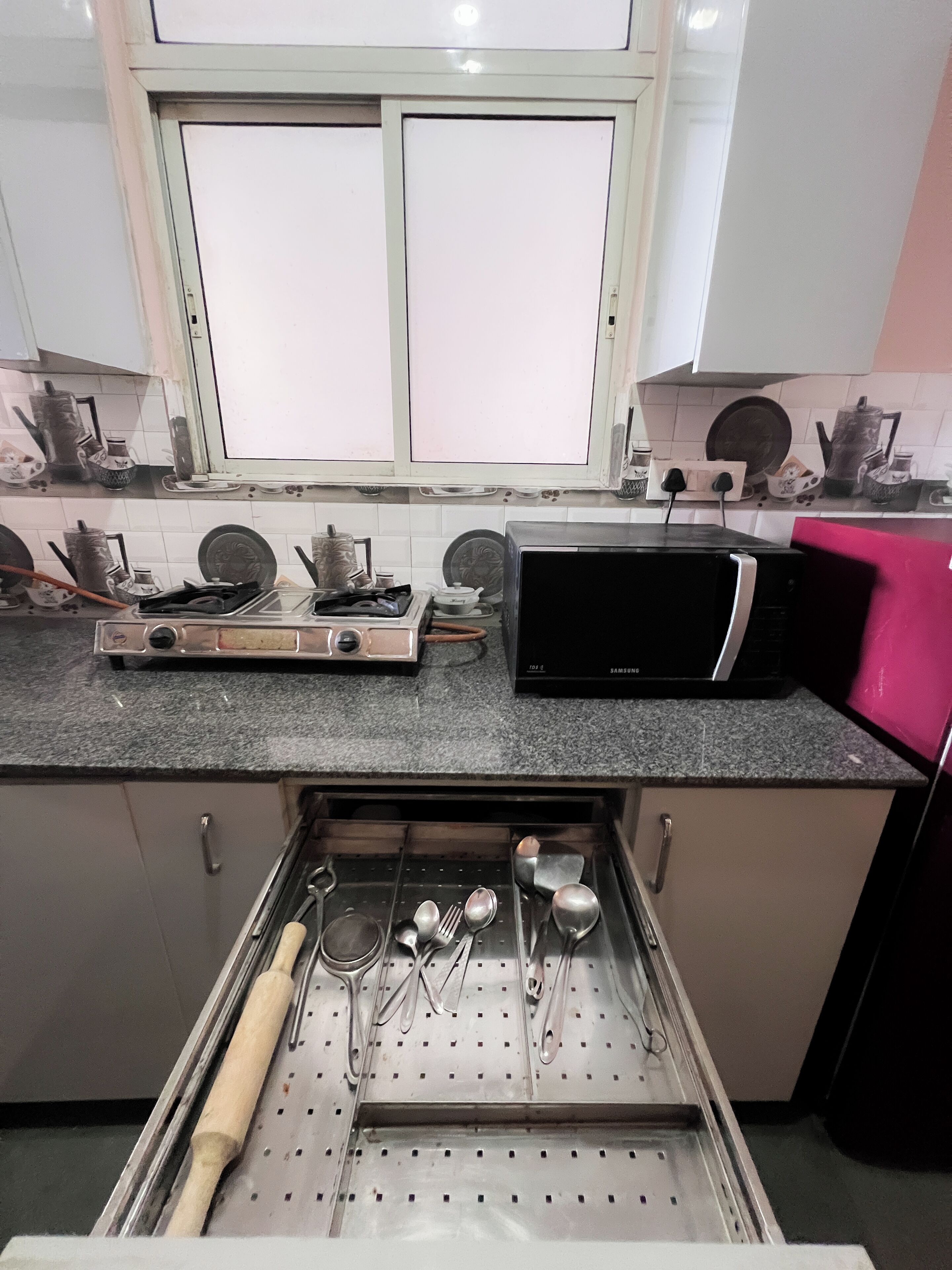 Apartemen Basic, balkon, pemandangan kota | Dapur pribadi | Lemari es di ruangan bersama dan microwave di ruangan umum