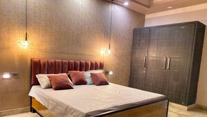 Ein modernes Schlafzimmer mit einem hölzernen Bett, ornamentalem Wandpapier und einem großen Kleiderschrank.