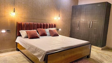Eenvoudig appartement, balkon, uitzicht op stad | Een strijkplank/strijkijzer, gratis wifi, beddengoed